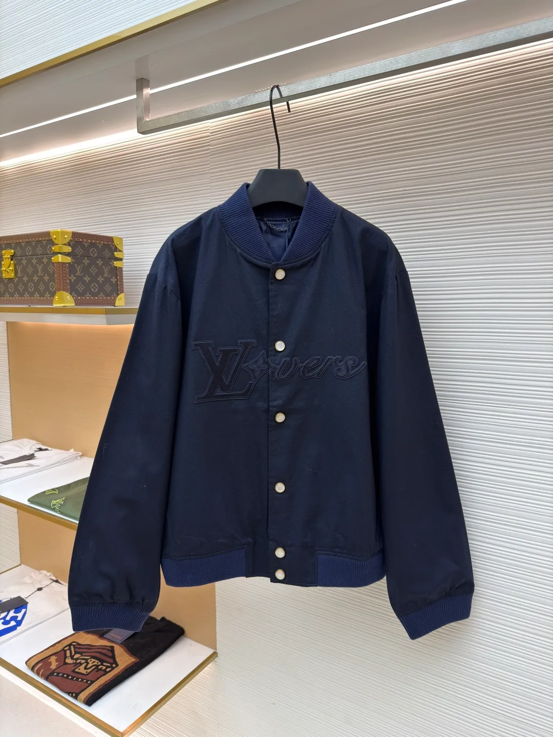 LOUIS VUITTON Little Martin Chapter Jacket ●Original version: 25400 purchased and developed ●Item number: 1680930-C55 ●Fabric: Oxford plain weave fabric ●Technology: embroidery production ●Version: fitted version ●Weight: about 790 grams ●Size: 44-46-48-50 ●Description: The fabric is made of [21s+16s Oxford plain weave], [warp and weft density 120*60], matching [cupro ammonia silk + cotton blended material lining], the front panel [positioning powder sweep template motorcycle left and right chapters], after the chapters are sewn together, there is [restored flower effect], the chapters are embroidered with [Tajima embroidery machine imported from Japan], and the bottom [non-woven cotton embroidery] Thread tatami stitch + outer short stitch hemming three-dimensional embroidery], [laser burning] to accurately cut the finished chapter, the middle microfiber material ear piece is hung with a hand-touch lacquered chain, the four-button buckle is all made of [natural seawater mother-of-pearl], the whole piece is [hand-polished to an oval shape and size], the surface is [letters engraved with a die and lathe], and [hand-made glue] is inlaid in the ancient golden base. The overall wiring is straight and delicate, the fabric is comfortable and soft, and the color is consistent without color difference. It can be matched with the same style to create a fashionable look and control various occasions. Customized accessories, complete with three standards, same style for men and women!
